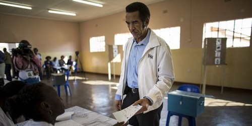 Le président sortant du Botswana a été réélu - ảnh 1